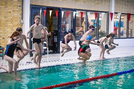 Et billede, der indeholder sport, svømme, swimmingpool, vandAutomatisk genereret beskrivelse
